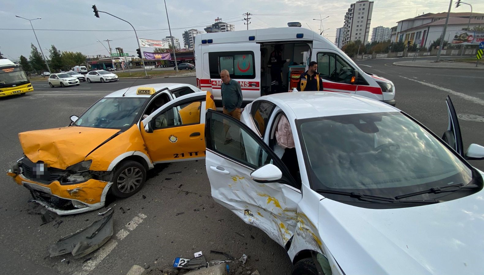 Diyarbakır’da iki otomobil çarpıştı: 1 yaralı